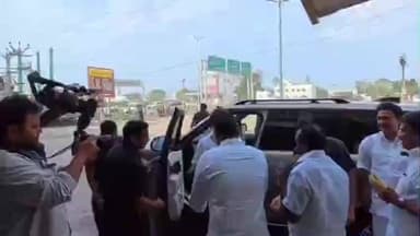 விக்கிரவாண்டி: விக்கிரவாண்டி சுங்கச்சாவடி அருகே தமிழ்நாடு முதலமைச்சரை வரவேற்ற சட்டமன்ற உறுப்பினர் முன்னாள் நாடாளுமன்ற உறுப்பினர்