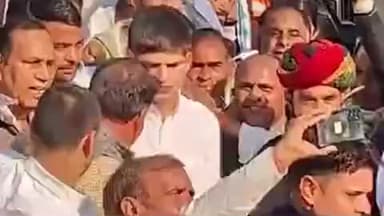 जयपुर: शुक्रवार को जयपुर में एनएसयूआई की अरावली बचाओ पैदल मार्च में सचिन पायलट अपने बेटे अरान के साथ पहुंचे