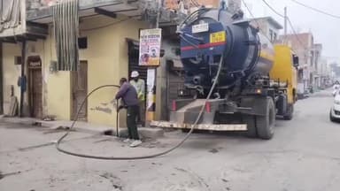सिविल लाइन्स: केशव नगर में निगम का विशेष सफाई अभियान, सुपर सकर मशीन से हुई सफाई