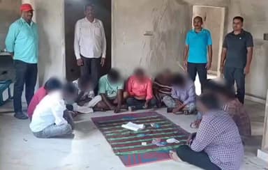 సంతనూతలపాడు: చీమకుర్తి క్రైస్తవ పాలెంలో పేకాట ఆడుతున్న 11 మందిని అదుపులోకి తీసుకున్న పోలీసులు