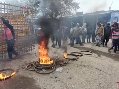 पिपराही: दोस्तियां चौक पर युवक की पिटाई से नाराज़ ग्रामीणों का प्रदर्शन, टायर जलाकर जताया विरोध, पुलिस जांच में जुटी