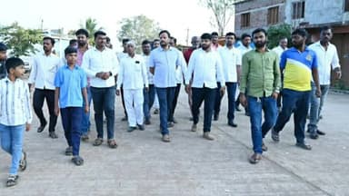 ಹುಲಸೂರ: ಮುಚಳಂಬ ಗ್ರಾಮಕ್ಕೆ ಮಾಜಿ ಎಂಎಲ್ಸಿ ವಿಜಯಸಿಂಗ್ ಭೇಟಿ; ಸಾರ್ವಜನಿಕರಿಂದ ಅಹವಾಲು ಆಲಿಕೆ