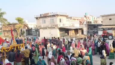 વડાલી: તાલુકાના હિંમતપુરથી ઊંઝા ઉમિયા ધામ પગપાળા સંઘ રવાના:110થી વધુ પાટીદારો 151 ફૂટની ધજા સાથે જોડાયા