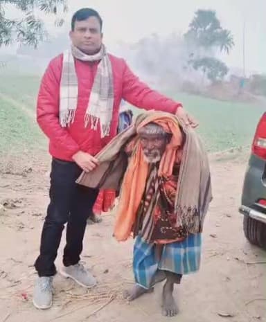 डुमरी कटसरी: झिटकाही में बीडीओ ने दर्जनो जरूरतमंदों के बीच कंबल का वितरण किया