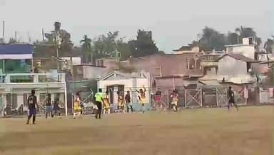 নবদ্বীপ: বিবেকানন্দ স্টেডিয়ামে আয়োজিত সকার কাপে বিধান নগরকে সাডেন ডেথে ৫-৪ গোলে পরাজিত করে সেমিফাইনালে চাপড়া A to Z ক্লাব