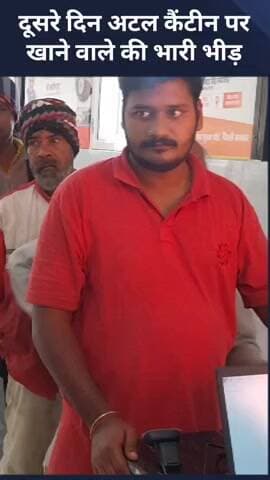 डिफेन्स कॉलोनी: लाजपत नगर के अटल कैंटीन में दूसरे दिन भी खाने के लिए उमड़ी लोगों की भारी भीड़