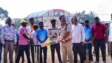 జనగాం: జిల్లా కేంద్రంలో ఫోటోగ్రాఫర్స్ అసోసియేషన్ ఆధ్వర్యంలో నిర్వహిస్తున్న క్రికెట్ పోటీలను ప్రారంభించిన డిసిపి రాజమహేంద్రనాయక్