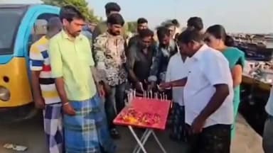 தூத்துக்குடி: திரேஸ்புரம் பகுதியில் சுனாமி நினைவு தினத்தை முன்னிட்டு மெழுகுவர்த்தி ஏந்தி அஞ்சலி செலுத்திய மீனவர்கள்