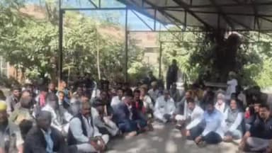 शेरगढ़: शेरगढ़ में 8 दिन पहले बेहोश मिले युवक की मौत, परिजनों ने अपहरण-मारपीट कर हत्या का आरोप लगाया, मोर्चरी के बाहर धरना