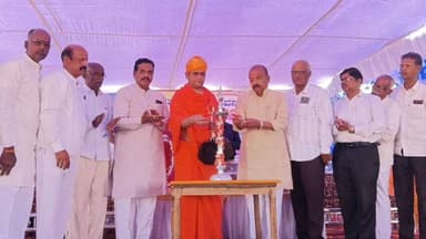 ಕುಂದಗೋಳ: ಕುಂದಗೋಳ ತಾಲೂಕಿನ ಹರ್ಲಾಪುರ ಗ್ರಾಮದಲ್ಲಿ ಅಲ್ಪಸಂಖ್ಯಾತರ ಕಲ್ಯಾಣ ಇಲಾಖೆಯಿಂದ ಜೈನ ಸಮಾಜದ ಸಮುದಾಯ ಭವನ ನಿರ್ಮಾಣ ಭೂಮಿಪೂಜೆ ಕಾರ್ಯಕ್ರಮ