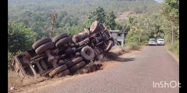 दापोली: मांदिवली येथे मायनिंगसाठी वापर होणारा डंपर पलटला.