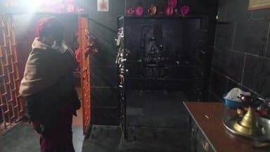 लोहरदगा: मैना बगीचा शनि मंदिर में चोरी, पुलिस गश्ती पर सवाल, चोर घंटी, थाली व नगद लेकर फरार