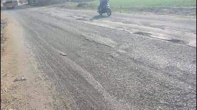 देपालपुर: बेटमा और सागौरकुटी के बीच खस्ताहाल सड़क से लोगों को हो रही है परेशानी