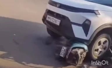 मुरार: मेला ग्राउंड तिराहा पर स्कूटी और कार की आमने-सामने भिड़ंत, हादसे का वीडियो सोशल मीडिया पर वायरल