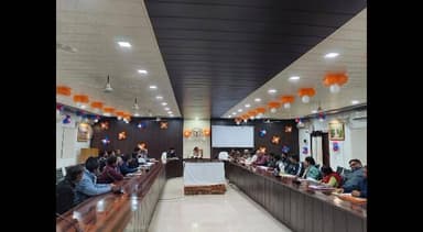 मानिकपुर: DM की अध्यक्षता में ODOP योजना के तहत उत्पादों का निर्माण करने वाले हस्तशिल्पियों के साथ कलेक्ट्रेट सभागार में समीक्षा