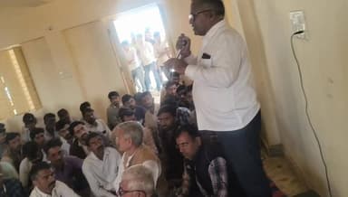 #शिव में कुमावत समाज की बैठक संपन्न, एसडीएम को ज्ञापन सौंपने निकले समाजबंधु।
#ठेकेदार #सड़क #मति_का_गांव