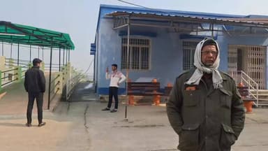 #बांका के सुईया जंगल से अधेड़ का सिर कटा शव हुआ बरामद, परिजनों में मचा कोहराम।
#Hatya
#Banka
#Suiya