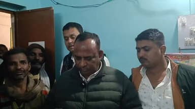 विधायक कुमार सर्वजीत ने ब्लॉक पहुंचकर फोन लगा दिए कर्मचारी को, कर्मचारी थे ब्लॉक से गायब। #GayaNews #fatehpurnews #Bihar...