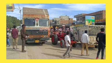 मोहनगढ़ मुख्य बाजार मे रोड पर वाहन खडे करने पर लगा जाम,
#jaisalmer #barmer #Bikaner #jodhpur #mohangarh #rajsthan