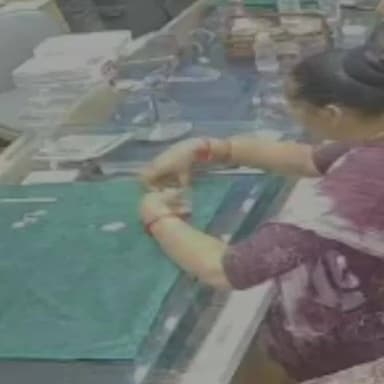 રાજકોટ: પેલેસ રોડ પર નીલકંઠ જ્વેલર્સમાં સોનાના દાગીના ચોરી કરતી મહિલા ઝડપાઈ, સમગ્ર ઘટનાના સીસીટીવી સામે આવ્યા