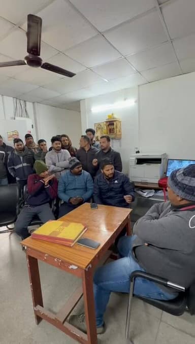 स्थानीय चालकों को हटाने पर भड़के सुधीर जोशी,
रेलवे कम्पनी का काम रुकवाया। जिसके बाद...see more