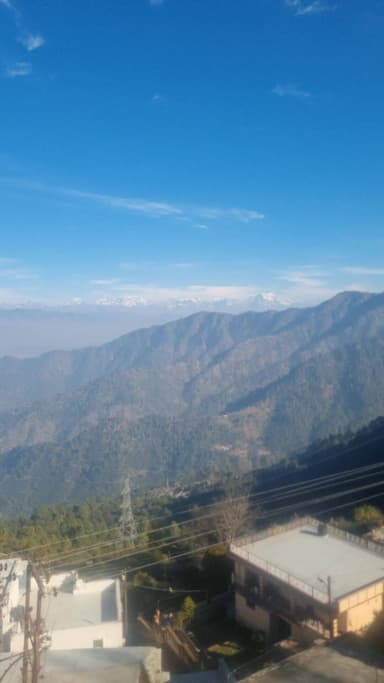 उत्तराखंड के हिमालय पर्वत श्रेणी पर हुई बर्फबारी