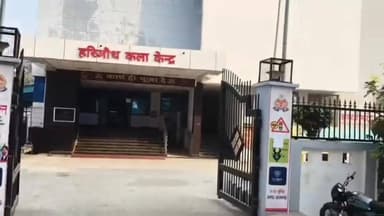 #आजमगढ़ #महोत्सव के मंच पर चमक, नीचे कलाकारों का दर्द: #आजमगढ़ #महोत्सव में स्थानीय प्रतिभा को मिला उपेक्षा का प्रमाणपत्...