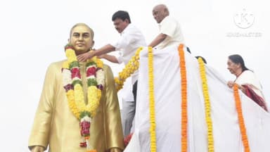 మహబూబాబాద్: మహబూబాబాద్ పట్టణంలో దివంగత మాజీ మంత్రి నూకల రామచంద్రారెడ్డి కాంస్య విగ్రహాన్ని ఆవిష్కరించిన మంత్రి పొంగులేటి శ్రీనివాస్