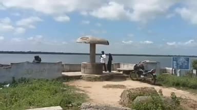 ఆందోల్: అన్నాసాగర్ కట్టపై కోతిని తప్పించబోయి చెరువులోకి దూసుకెళ్లిన ఆటో, ఒకరు మృతి