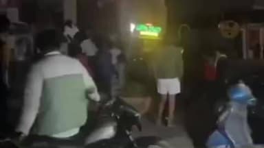 जयपुर: महेश नगर थाना इलाके में शुक्रवार और शनिवार की मध्य रात्रि 2:00 बजे क्लब के बाहर जमकर चली लाठियां, पुलिस बनी रही मूकदर्शक