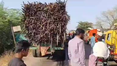 शहादा: शहादा दोंडाईचा रस्त्यावर वनविभाग कार्यालयासमोर अपघात प्रकरणी ट्रॅक्टर व मोटरसायकल चालकाविरुद्ध गुन्हा दाखल..