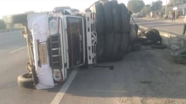 नसीराबाद: नसीराबाद में टायरों से भरी लोडिंग पिकअप अनियंत्रित होकर बीच रोड पर पलटी, भीलवाड़ा से श्रीनगर की तरफ