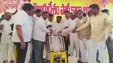 యర్రగొండపాలెం: టిడిపి కార్యాలయంలో టిడిపి ఇన్చార్జి ఎరిషన్ బాబు ఆధ్వర్యంలో ముఖ్యమంత్రి చంద్రబాబు చిత్రపటానికి పాలాభిషేకం