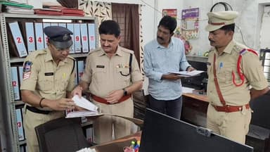 పెద్దపల్లి: పెద్దపల్లి సర్కిల్ ఇన్స్పెక్టర్ కార్యాలయాన్ని ఆకస్మికంగా తనిఖీ నిర్వహించిన డిసిపి భూక్య రామ్ రెడ్డి