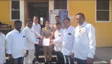 खुलताबाद: वेरुळ घाटात वाहतूक कोंडी; उसाच्या डबल ट्रॉलीवर बंदीची मागणी ; भाजपकडून खुलताबाद पोलिसांना निवेदन