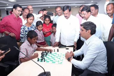 కామారెడ్డి: ప్రవాస భారతీయుడు రాజిరెడ్డి ఆధ్వర్యంలో ప్రభుత్వ పాఠశాల ని విద్యార్థులకు చెస్ బోర్డుల పంపిణీ : కలెక్టర్, డీఈవో