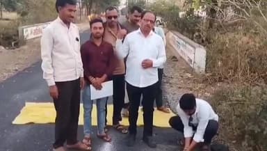 चांदूर बाजार: देवगाव येथील निकृष्ट रस्ता बांधकामाची, माजी जिल्हा परिषद सदस्य सुखदेवराव पवार यांनी केली पाहणी