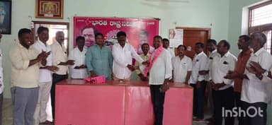 నల్లబెల్లి: నల్లబెల్లి బి ఆర్ ఎస్ పార్టీ కార్యాలయంలో పలువురు కాంగ్రెస్ పార్టీకి రాజీనామా చేసి బిఆర్ఎస్ పార్టీలో చేరిక