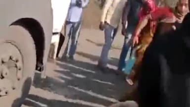 रायगढ़: प्रदर्शनकारियों ने तमनार टीआई कमला पुसाम की लात-घुसों और डंडे से की पिटाई, वीडियो आया सामने