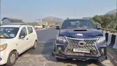 पालघर: राष्ट्रीय महामार्गावर विवळवेढे येथे दोन कारचा भीषण अपघात