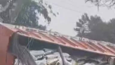 খড়িবাড়ি: খড়িবাড়িতে জাতীয় সড়কে দুর্ঘটনার কবলে পড়লো ডাল বোঝাই লরি