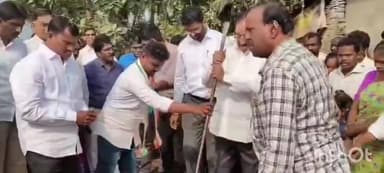 అశ్వారావుపేట: అశ్వారావుపేట నియోజకవర్గం పూసుకుంట కొండ రెడ్ల గిరిజన గ్రామాల్లో పర్యటించిన మంత్రి తుమ్మల