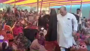 कलेर: बेलसर में समाजसेवी चंदन मिश्रा द्वारा गरीब, आशा और विधवाओं के बीच कमल का वितरण