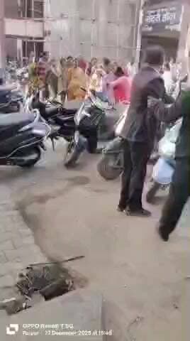रायपुर: रायपुर कोर्ट में महिलाओं के 2 गुटों के बीच लात-घूंसे चले, पुरुष भी शामिल, कोर्ट परिसर में मची अफरा-तफरी