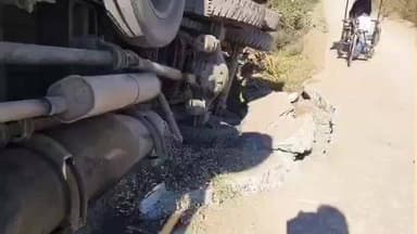 नेपानगर: नेपानगर में घटिया सड़क निर्माण की खुली पोल, गन्ने से भरा ट्रक पलटा, बड़ा हादसा टला