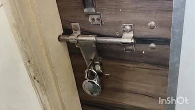 दौसा: डाक बंगले का मीटिंग हॉल बंद मिलने पर कांग्रेस कार्यकर्ता भड़के, गेट का ताला तोड़ने का किया प्रयास