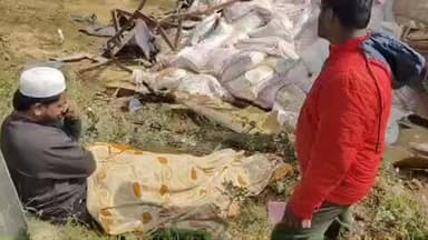 குடியாத்தம்: சைனகுண்டா பகுதியில் கோழி தீவனம் ஏற்று வந்த லாரி கட்டுப்பாட்டு எழுந்து கவிழ்ந்து விபத்தில் ஓட்டுநரும் சாலையில் சென்ற பெண் நசுங்கி உடல் சிதறி பதில்