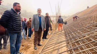 ਪਠਾਨਕੋਟ: ਪਠਾਨਕੋਟ ਕੈਬਿਨਟ ਮੰਤਰੀ ਸ਼੍ਰੀ ਲਾਲ ਚੰਦ ਕਟਾਰੂ ਚੱਕ ਨੇ ਪਿੰਡ ਬੇੜੀਆਂ ਬਜ਼ੁਰਗ ਵਿਖੇ ਹੜ ਨਾਲ ਨੁਕਸਾਨੀ ਨਹਿਰ ਦਾ ਲਿਆ ਜਾਇਜਾ।