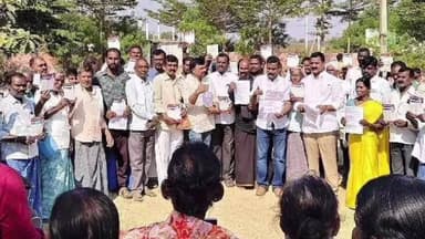 భిక్కనూర్: రామేశ్వర్ పల్లిలో ఉపాధి హామీ పథకాన్ని రద్దు చేయవద్దు అని నిరసన, గ్రంథాలయ సంస్థ చైర్మన్ మద్ది చంద్రకాంత్, గ్రామస్తులు