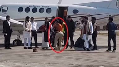 रायपुर: पंडित धीरेंद्र शास्त्री के पैर छूने वाले TI को किया गया लाइन अटैच, वीडियो हुआ था वायरल